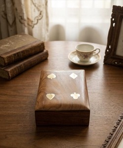 Boîte de rangement décorative en bois élégante pour collection de cartes, style antique, décoration de table - Product Image 1