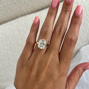 Bague solitaire en or jaune 14 carats avec diamant de laboratoire allongé taille coussin de 5 carats, sertie de griffes, certifiée IGI - Product Image 6