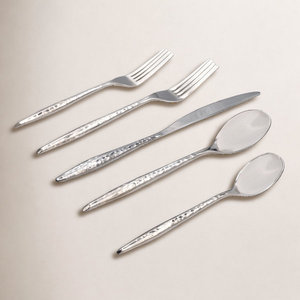 Ensemble de couverts élégants en acier inoxydable, cuillères, fourchettes et couteaux modernes courbés, vaisselle de table haut de gamme - Product Image 3