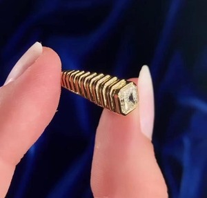 Anillo de Compromiso de Lujo con Diamante de Laboratorio Asscher de 1.0ct, Diseño Minimalista en Oro Amarillo de 14K, Certificado IGI, Anillo de Promesa - Product Image 3