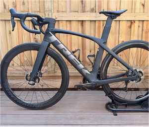 Bicicleta de Carretera de Carbono de Alto Rendimiento Madone SLR 9 Gen 6 52cm Dura-Ace Di2, Color Mate Humo Intenso *Lista para Entrega* - Product Image 1