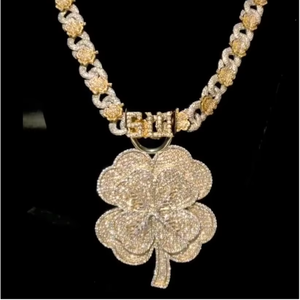 Colgante personalizado de hip hop con diseño de trébol, chapado en oro de 18k sobre plata 925, con incrustaciones de moissanita VVS que pasa la prueba del diamante. - Product Image 1