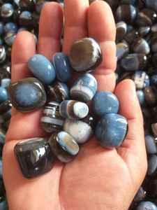 Vente en gros de pierres précieuses opale bleue naturelle de qualité supérieure, polies et roulées, très demandées pour les bijoux féminins. - Product Image 1