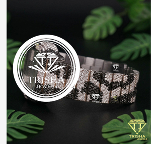 Reloj Exclusivo Personalizado con Diamantes Moissanite y Detalles Negros, Brazalete Totalmente Cubierto de Piedras y Diseño de Moda - Product Image 3