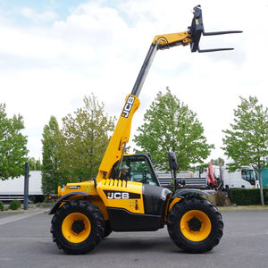รถเทเลแฮนด์เลอร์ JCB รุ่น 526-56 คุณภาพดีที่สุด ใหม่เอี่ยม ความสูงของงา 75 มม. สำหรับพื้นที่ขรุขระ 5.6 ม. รับน้ำหนักได้ 2600 กก. - Product Image 1
