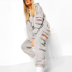 Nouvel article : Ensemble jogging 2 pièces gris en polaire pour femme, coupe ample, décontracté, toutes saisons, avec sweat-shirt à imprimé lettres et poches cargo - Product Image 3