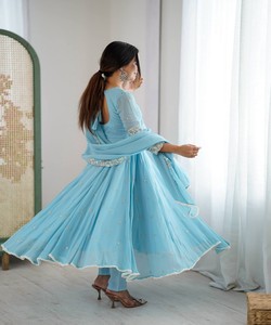 Robe longue RICH LOOK à broderie fantaisie effet fleuri et travail de sequins arc-en-ciel, avec dupatta, tenue de fête, prix de gros, ethnique, Sky - Product Image 4