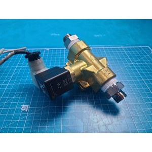 Válvula Solenoide Pilotada SMC VXD2150-06-5D71 Usada Como Parte del Equipo Legacy Semiconductor - Product Image 3