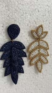 Pendientes de Aro Vintage de Lujo Hechos a Mano con Hilo de Seda, Imitación de Perlas y Flores, en Azul Marino, Blanco y Dorado con Acabado de Diseñador - Product Image 4