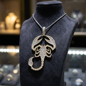 Colgante de Escorpión Chapado en Oro de 18K con Moissanita de Corte Baguette y Engaste de Garra, Estilo Hip Hop, Amuleto Unisex, Regalo para Fiestas - Product Image 3