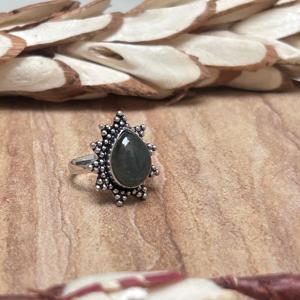 Anillo Boho de Labradorita, Anillo de Dedo de Latón para Mujer, Acabado en Plata Oxidada, Joyería Tribal [Venta al por Mayor/OEM/ODM] - Product Image 4