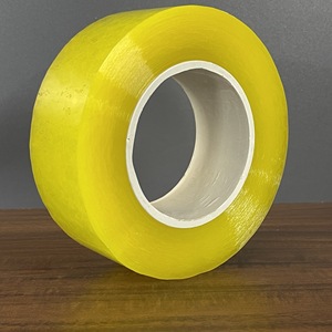 เทปใสสีเหลืองอ่อน BOPP สำหรับบรรจุภัณฑ์ เทปปิดกล่องความหนืดสูง ราคาขายส่ง - Product Image 1
