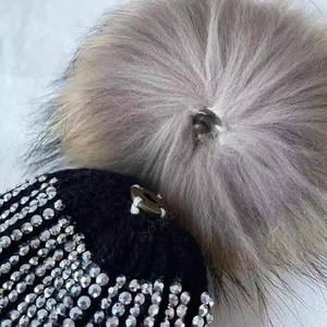 Chapeau d'hiver élégant en tricot noir avec strass et pompon en fourrure, unisexe, pour usage extérieur, pour adultes. - Product Image 4