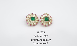 ต่างหูแบบติดหู 12578Kundan ชุบทอง ประดับด้วยหินสีชมพูทรงสี่เหลี่ยม ตกแต่งด้วยลายดอกไม้ เหมาะสำหรับงานแต่งงานและงานปาร์ตี้สำหรับผู้หญิง - Product Image 2