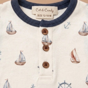 Body de Bebé Orgánico de Manga Corta con Estampado de Pequeño Marinero, Colección Cot & Candy - Product Image 4