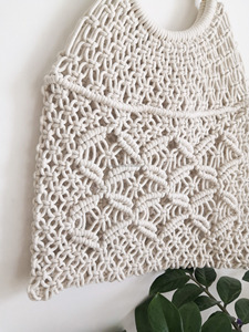Pochette en macramé à nœuds géométriques, faite à la main, durable, pliable, taille personnalisée avec poignée en bois - Product Image 4