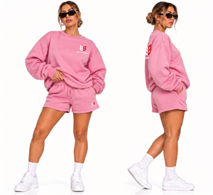 Ensemble survêtement molletonné rose personnalisé pour femme, en polyester/coton, avec short et sweat-shirt à col ras du cou et épaules tombantes, fermeture à cordon de serrage - Product Image 1