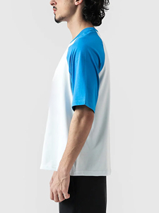 Camiseta de Manga Raglán Blanca y Azul para Hombre, Informal, de Algodón, Cuello Redondo, Corte Regular, Diseño de Bloques de Color Sólido, Premium, Dos Tonos - Product Image 2