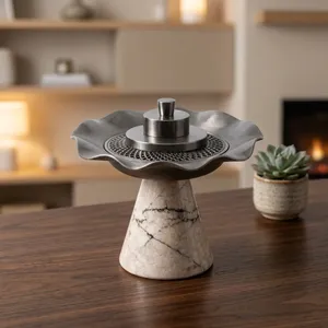 Élégant brûleur d'encens en étain sur socle en résine veinée, avec un rebord ondulé en forme de lotus et un détail d'insertion en maille. - Product Image 4
