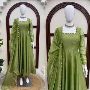 Robe longue en soie verte Salsa avec dupatta à motifs gaufrés, tenue de mariage traditionnelle pour femmes, style Inde Pakistan - Product Image 3