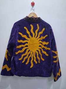 Veste bomber d'hiver classique en velours faite à la main, doublure en coton écologique brodée de fleurs Suzani, Bless International - Product Image 4