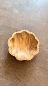 Meilleures ventes en Indonésie : Bol à dessert en bois gravé à la main, écologique, en forme de fleur, style classique, assiette en bois massif, idéal pour offrir - Product Image 6