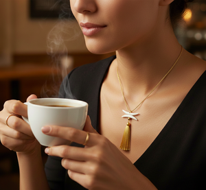 Gargantilla Artesanal Exquisita con Colgante de Hueso Orgánico, con Tinte de Hibisco Rojo y Detalles Geométricos de Latón Texturizado - Product Image 6