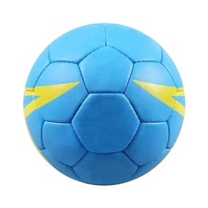 Ballon de football d'entraînement SOLID INTERNATIONAL, tailles 5 et 1, valve anti-fuite et vessie en butyl - Product Image 4