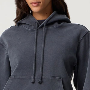 Sweat à capuche isolé pour femme, offrant une chaleur douce pour les conditions plus fraîches, avec poches kangourou et cordon de serrage pour un confort optimal 2026 - Product Image 2