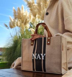 Sac de courses en jute biodégradable avec intérieur laminé, poignée robuste, emballage écologique pour la vente au détail, motif lettres, style tendance - Product Image 1