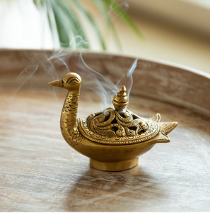 Quemador de incienso antiguo de latón con forma de cisne y tapa de malla tallada para pooja, disponible a precios de mayorista. - Product Image 1