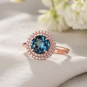 Anillo de Compromiso de Moissanita Azul en Plata de Ley 925 con Baño de Oro y Engaste de Garras para Mujer - Joyería para Boda y Aniversario - Product Image 4