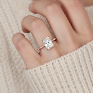 Hoogwaardige juwelen 3.0ct Radiant Cut Lab-diamanten ring met diamanten puntige klauwen, Franse pavé-band, platina ring - Product Image 4