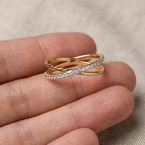 แหวนเพชรทรงกลมรูปตัว X แบบเกลียวสองวง ประดับเพชรแล็บโกรว์ ทองคำแท้ 14K สำหรับงานแต่งงาน งานหมั้น หรือเป็นของขวัญสำหรับคนรัก - Product Image 1