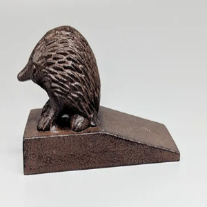 Tope de puerta de hierro fundido Echidna, estilo cabaña, con diseño de animal australiano, antideslizante y fiable para la parte inferior de la puerta - Product Image 5