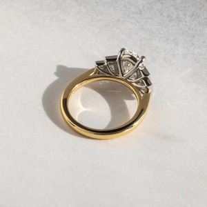 Anillo de Diamante Ovalado de 2.50CT Cultivado en Laboratorio, Anillo de Dos Tonos, Proveedor de Joyería Nupcial - Product Image 1