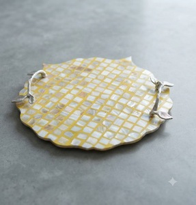 Plateau décoratif rond avec motif nacre, poignées en feuille d'argent, style côtier, fait main, Diwali - Product Image 1