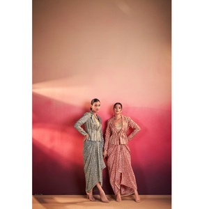 ชุดเสื้อผ้าสำหรับงานปาร์ตี้ ดีไซน์เก๋ไก๋ทันสมัย ประกอบด้วยเสื้อท่อนบนเย็บต่อชั้นๆ และกางเกงทรงสวยเก๋  ชุดผ้าไหมทัสซาร์สุดหรูสำหรับผู้หญิง ลวดลายโบโฮ แซนสคริต - Product Image 1