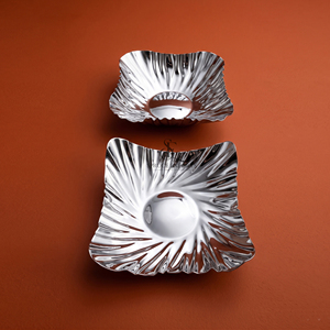 Bols à chocolat de luxe en acier inoxydable cannelé, design ondulé élégant, finition chromée, forme carrée, pour service gastronomique et événements - Product Image 3
