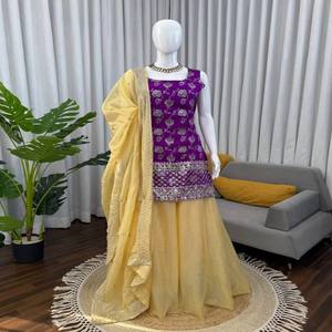 Conjunto de Kurta y Palazzo VASTRA COTTAGE con Jacquard y Lentejuelas, Dupatta de Seda Texturizada, Completamente Cosido, Ropa Étnica Festiva - Product Image 1