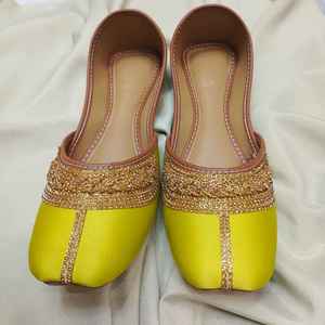 Khussa Amarillo para Mujer, Calzado Tradicional Pakistaní para Boda, Jutti Ligero Hecho a Mano al por Mayor - Product Image 5