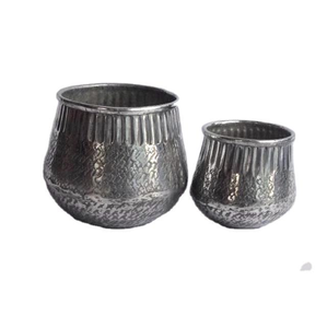 Maceta Metálica de Lujo con Rayas Doradas, Moderna, Decorativa para Interiores y Exteriores, Elegante Florero para Sala de Estar y Oficinas - Product Image 1