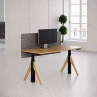 Bureau de travail moderne réglable en hauteur avec plateau en bois grainé, écran d'intimité gris et base inclinée