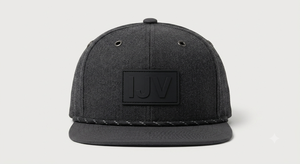 Casquette de baseball structurée à 5 panneaux gris uni personnalisée en gros, profil haut, visière plate, avec logo en patch de caoutchouc et lettres - Product Image 3