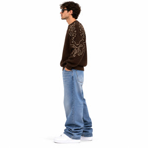Suéter de punto oversize para hombre, color marrón chocolate, con gráfico bordado en contraste, cuello redondo, estilo streetwear. - Product Image 4