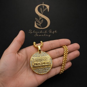 Collar con Colgante de la Última Cena con Incrustaciones de Circonitas, de Acero Inoxidable Chapado en Oro de 18K, con Cadena y Dije Redondo de Circonitas - Product Image 1