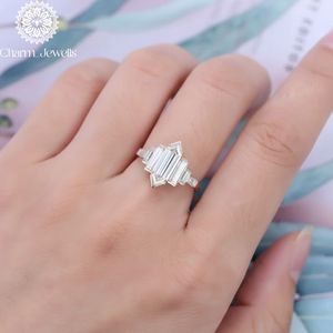 Bague Classique Femme Charm Jewells en Moissanite Taille Coussin Trois Pierres Plaqué Or 18K Sertissage à Griffes Certifiée IGI - Product Image 2