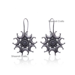 Pendientes de plata hechos a mano en India, con acabado oxidado y pulido antiguo, en forma de corazón, con gancho, para mujer, para boda, compromiso, aniversario. - Product Image 1