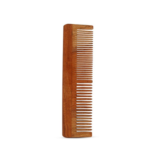 Peigne à cheveux en bois de santal naturel sculpté à la main avec manche long et dents ondulées - Product Image 2