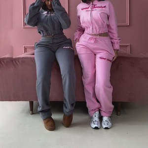 Ensemble de survêtement en molleton bouclette pour femme avec impression en relief, comprenant un sweat à capuche court zippé respirant et un pantalon de jogging - Product Image 1